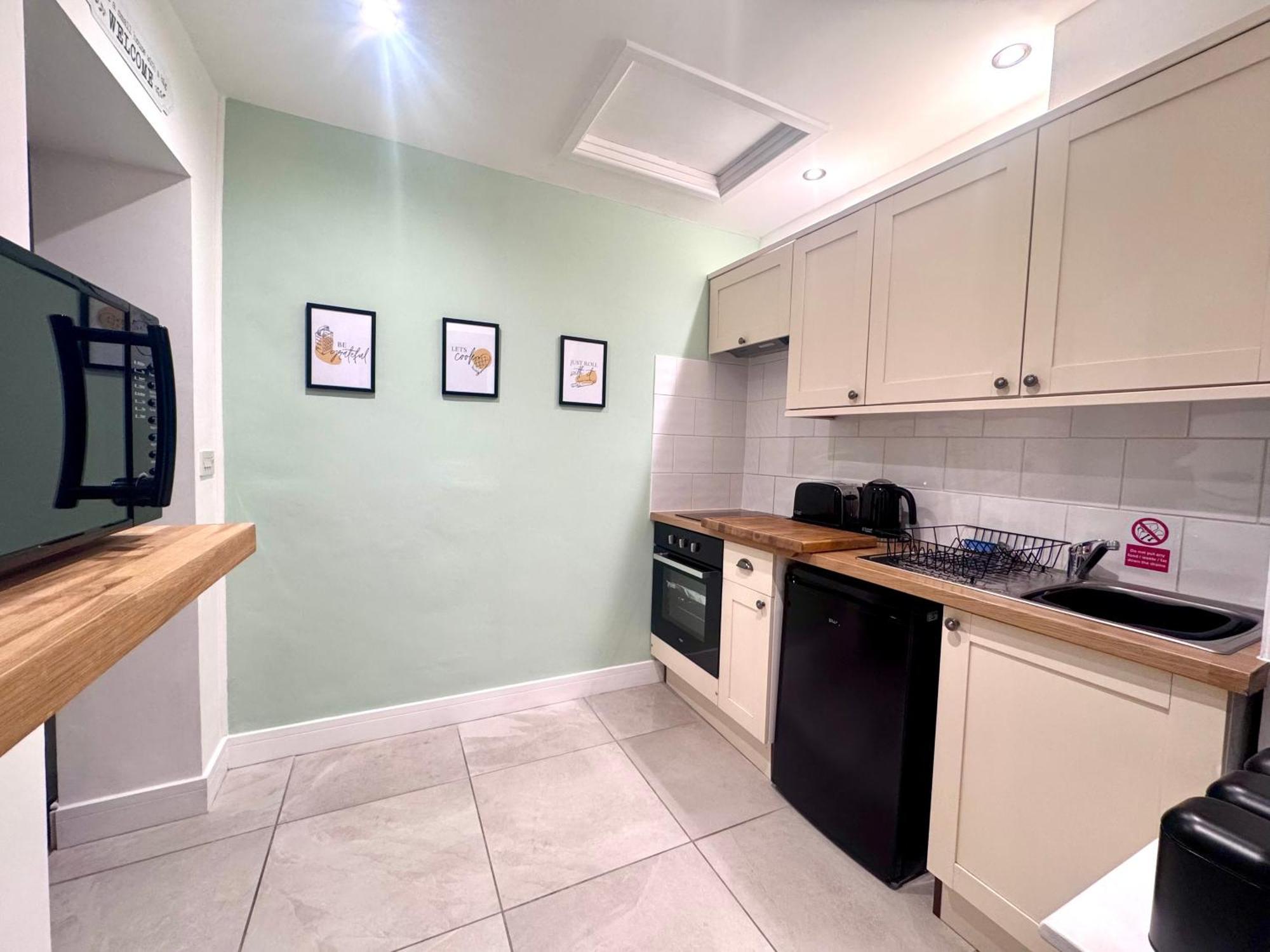 Little Cottage, East Of Church Road, Chichester, West Sussex Po19 7yh * Chichester